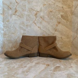 Selena Gomez - dream out loud tan ankle boots